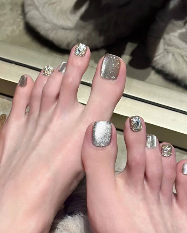 Silver Cat-Eye with Rhinestones and Foil Silver Cat-Eye with Rhinestones and Foil — Silver Toe Nails 2027