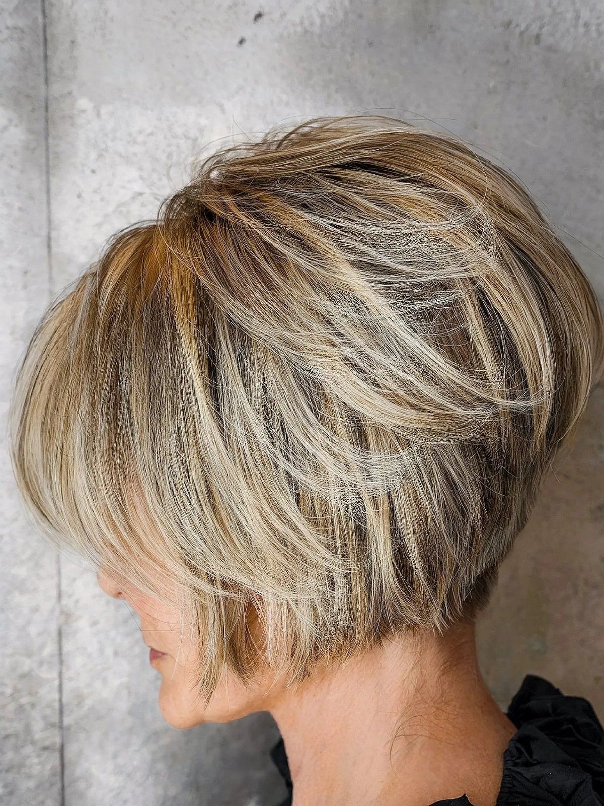 Ear To Chin Stacked Bob With Blonde Chunky Highlights — Chunky Highlights Bob 2027