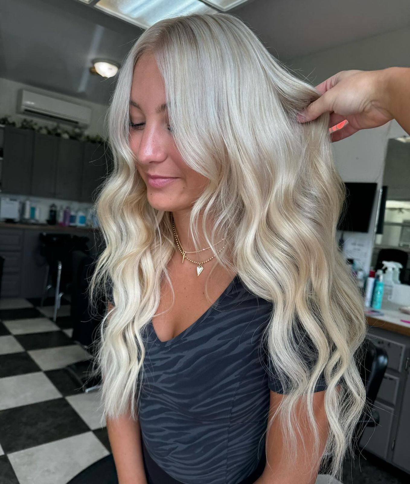 Face-Framing Visual Idea — Blonde Wavy Hair 2027