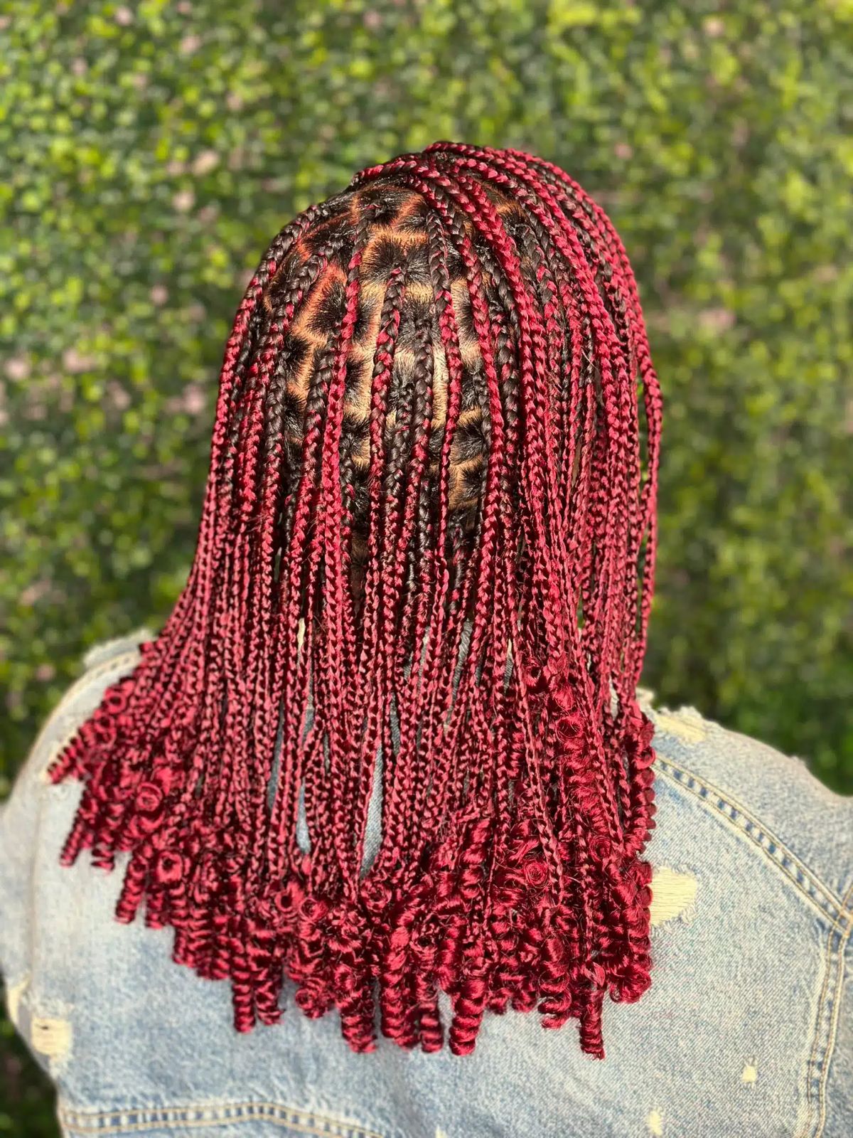 Collarbone Burgundy Braids With Curly Ends Collarbone Burgundy Braids With Curly Ends — Burgundy Knotless Braids 2027