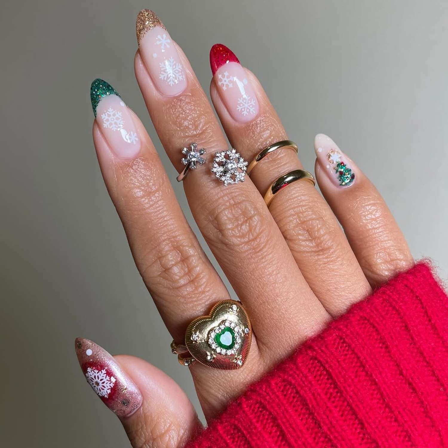 Visual Idea Visual Idea — Sparkly Holiday Nails 2026