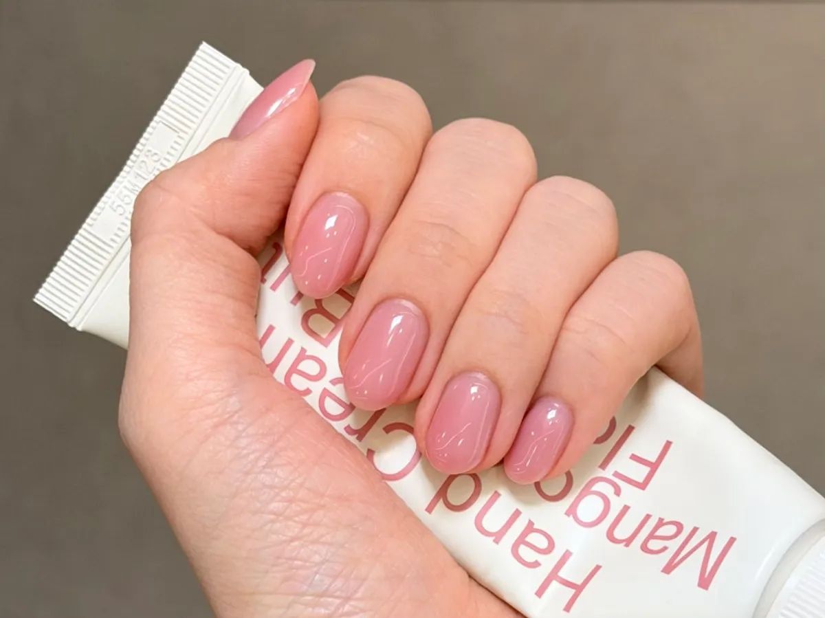 Pale Peach Oval with White Abstract Art Pale Peach Oval with White Abstract Art — Peach Round Nails 2027