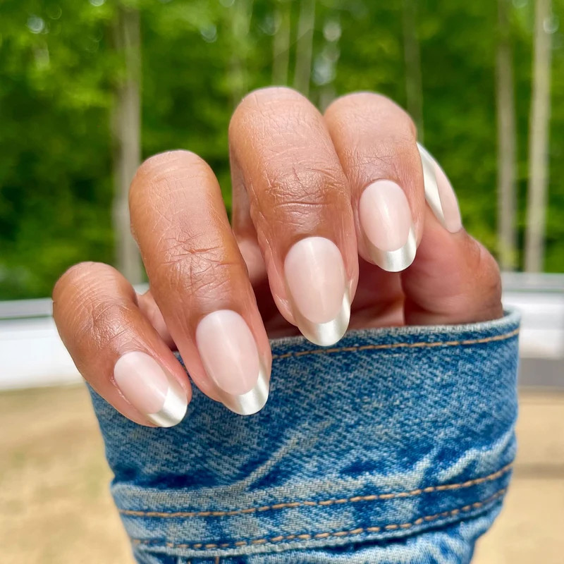 Glossy Base Metallic Tip Ovals Glossy Base Metallic Tip Ovals — Chrome French Tip Nails 2027