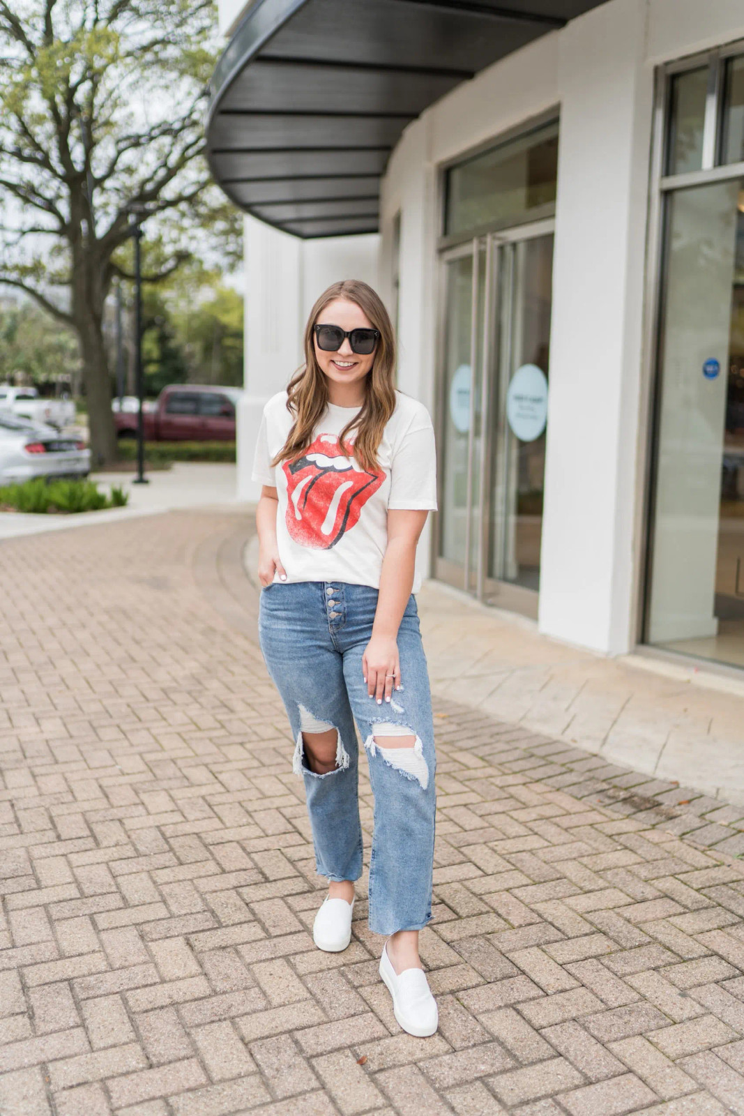 Straight Leg Mom Jeans: Iconic Graphic Straight Leg Mom Jeans: Iconic Graphic — Mom Jeans Outfits 2027 with Graphic Tee