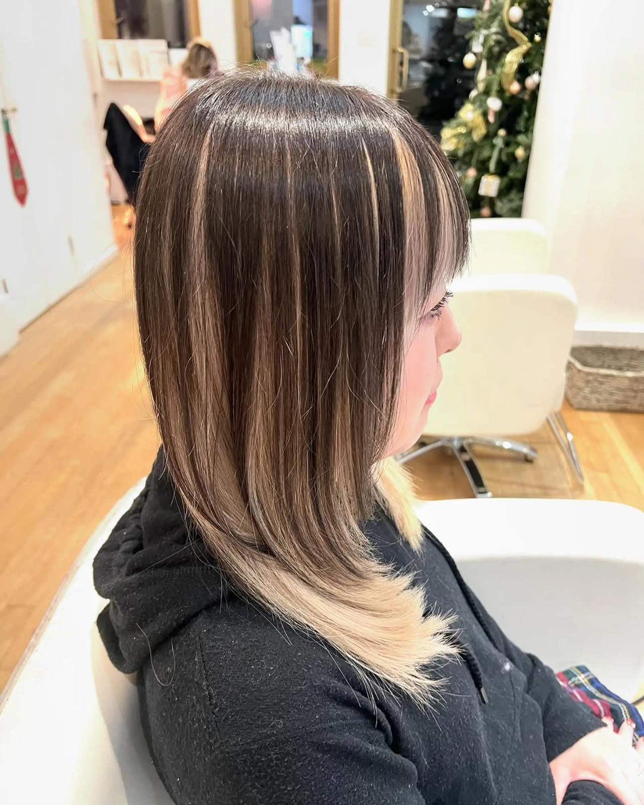 Collarbone Straight Blowout With Blonde Collarbone Straight Blowout With Blonde — Chunky Blonde Highlights on Brown Hair 2027